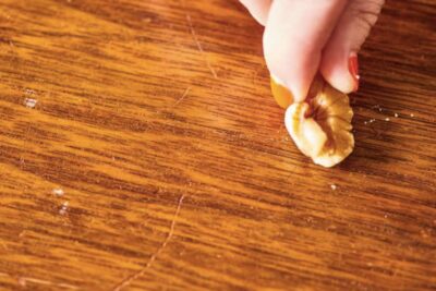 Cómo reparar pequeños daños en muebles de madera