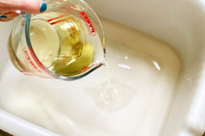 ¿Por qué el vinagre blanco es un aliado en la limpieza del hogar?