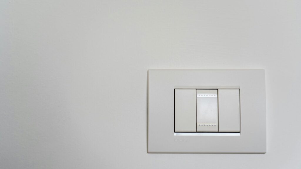 Cómo reparar un interruptor de luz de manera segura