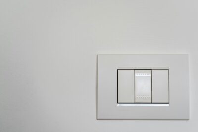Cómo reparar un interruptor de luz de manera segura