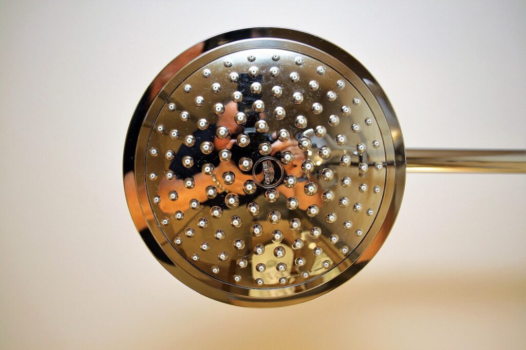 Alcachofa de ducha con agua