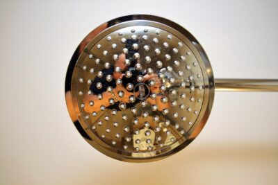 Alcachofa de ducha con agua