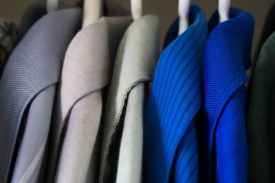 Armario ordenado con ropa