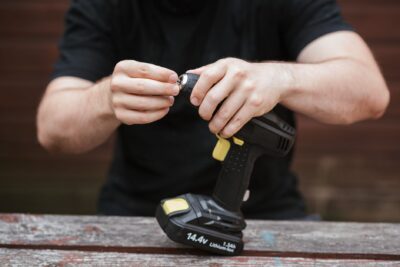 Cómo funciona una motosierra: motor de dos tiempos, carburador, cadena y seguridad