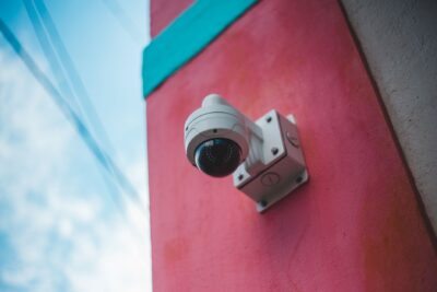 ¿Cómo funcionan las luces con detección de movimiento y las alarmas antirrobo?