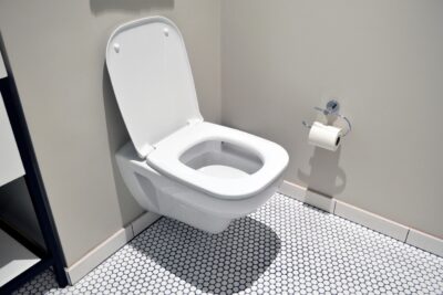 Inodoro blanco de un baño