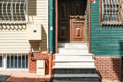 ¿Por qué las puertas de entrada de la mayoría de las casas se abren hacia adentro, mientras que en la mayoría